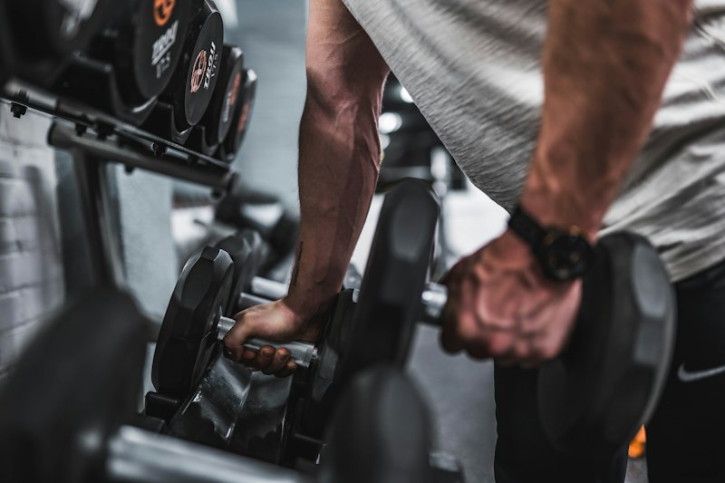 Vascular bodybuilder lifting weights focused on muscle hypertrophy